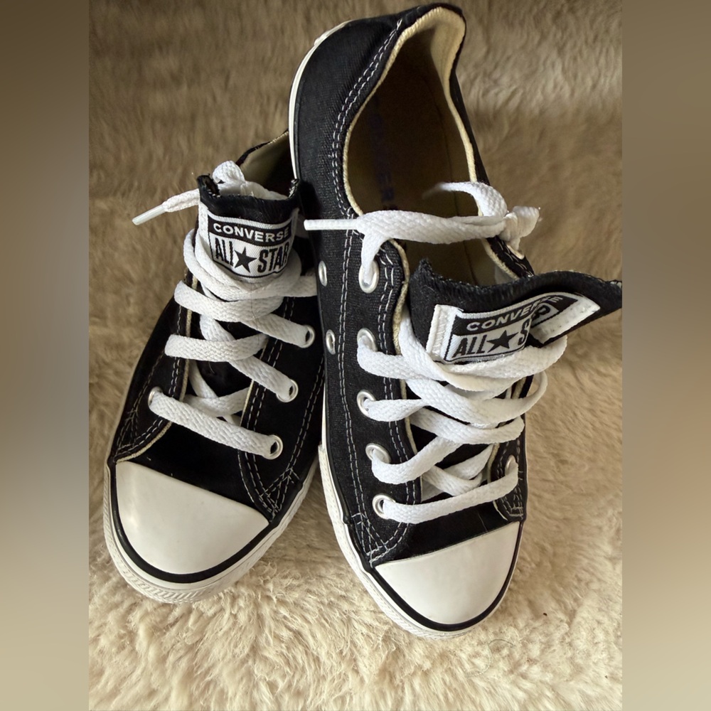 Youth chuck Taylor Converse Black and White